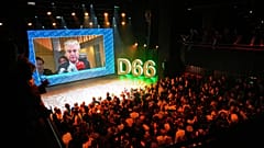 Geert Wilders apparaît sur un grand écran, lors de la soirée électorale du parti D66,