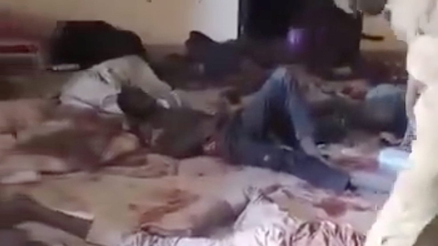 Mozdulatlanul heverő testek a szaúdi szülészeti kórházban, El-Fasherben