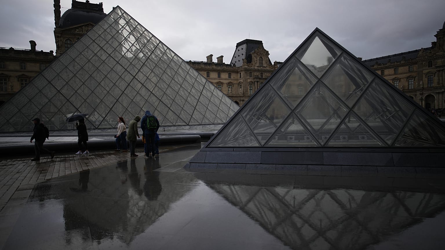 Cinq nouvelles personnes ont été interpellées après le cambriolage du Louvre.