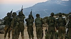 جنود إسرائيليون يفرغون أسلحتهم بعد عودتهم من دورية على طول الحدود الإسرائيلية - اللبنانية في شمال إسرائيل، يوم الثلاثاء 8 آب/أغسطس 2006.