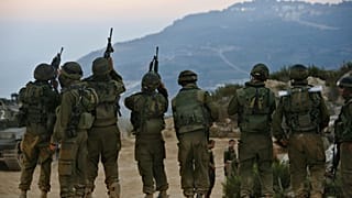 جنود إسرائيليون يفرغون أسلحتهم بعد عودتهم من دورية على طول الحدود الإسرائيلية - اللبنانية في شمال إسرائيل، يوم الثلاثاء 8 آب/أغسطس 2006.