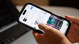 بروس بيري، يبلغ من العمر 17 عاما، يستعرض برنامج "Character AI"، وهو روبوت محادثة بالذكاء الاصطناعي يسمح للمستخدمين بالدردشة مع شخصيات شهيرة.