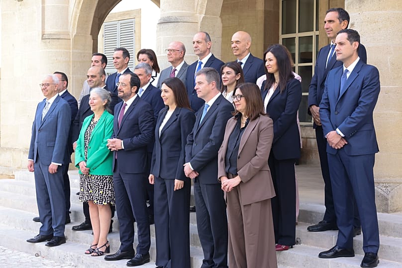 Η «οικογενειακή» φωτογραφία μετά το σύντομο Υπουργικό Συμβούλιο