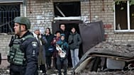 Moradores locais reagem após míssil russo atingir hostel em Zaporizhzhia, Ucrânia, quinta-feira, 30 de outubro de 2025. (AP Photo/Kateryna Klochko)