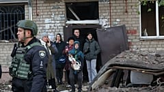 Des riverains réagissent après qu'un missile russe a frappé une auberge à Zaporijjia, en Ukraine, jeudi 30 octobre 2025. (AP Photo/Kateryna Klochko)