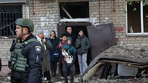 Des riverains réagissent après qu'un missile russe a frappé une auberge à Zaporijjia, en Ukraine, jeudi 30 octobre 2025. (AP Photo/Kateryna Klochko)
