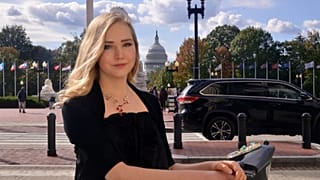 A jobboldali konzervatív influencer Naomi Seibt menedékjogot kért az Egyesült Államokban, mert Németországban már nem érzi magát biztonságban.