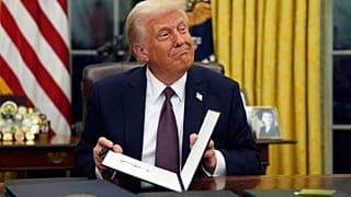 صورة تعبيرية للرئيس دونالد ترامب يوقع أوامر تنفيذية في المكتب البيضاوي بالبيت الأبيض، 20 يناير/كانون الثاني 2025، بواشنطن