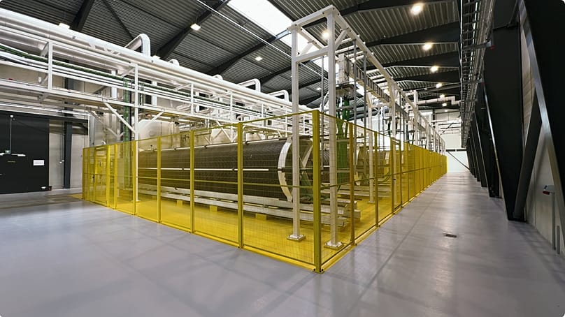 In diesen "Stacks" genannten Zylindern findet die Elektrolyse statt: Strom aus erneuerbaren Energiequellen spaltet Wasser in seine Bestandteile Sauerstoff und Wasserstoff.