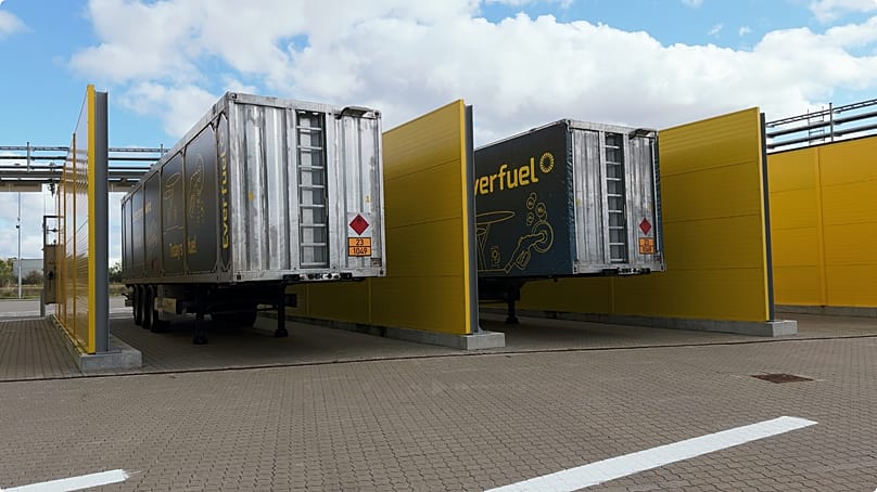 In diesen Trucks wird der grüne Wasserstoff aus dem Windenergieland Dänemark nach Deutschland gebracht.