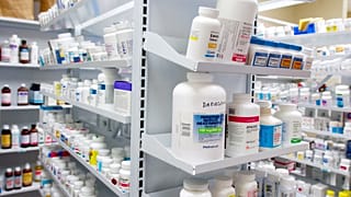 A Agência Europeia de Medicamentos afirma que a Europa não apresenta sinais de escassez de antibióticos este inverno.