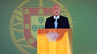 Marcelo Rebelo de Sousa habla durante las conmemoraciones del centenario de la primera travesía aérea del Atlántico Sur, junto al río Tajo, en Lisboa, el domingo 3 de abril.