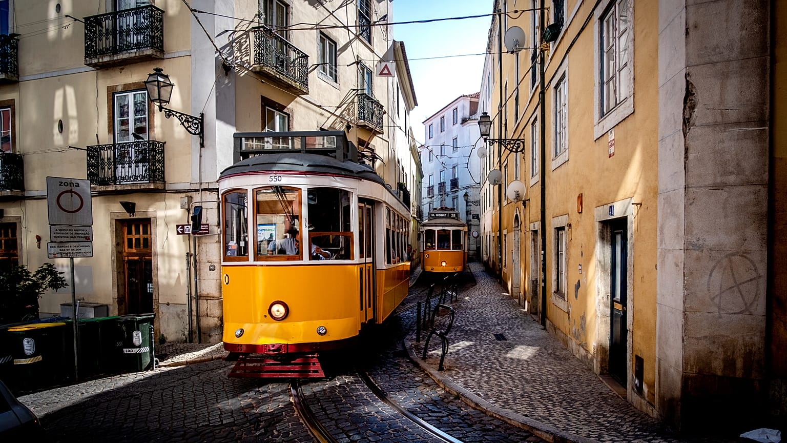 Tramvaylar Lizbon’daki Alfama semtinin dar sokaklarından geçiyor.