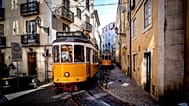 Tramvaylar Lizbon’daki Alfama semtinin dar sokaklarından geçiyor.