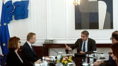 Le commissaire européen au Budget, Piotr Serafin, rencontre le Premier ministre grec Kyriákos Mitsotákis, au palais Maxímou, à Athènes
