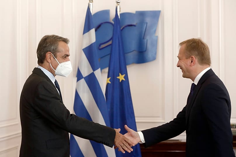 Χειραψία Μητσοτάκη - Σεράφιν