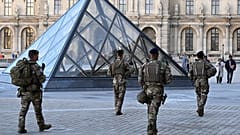 جنود يقومون بدورية في باحة متحف اللوفر في باريس، 30 أكتوبر 2025.