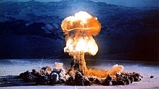 1957. június 24-e: gombafelhő emelkedik az Egyesült Államok nevadai kísérleti robbantása után