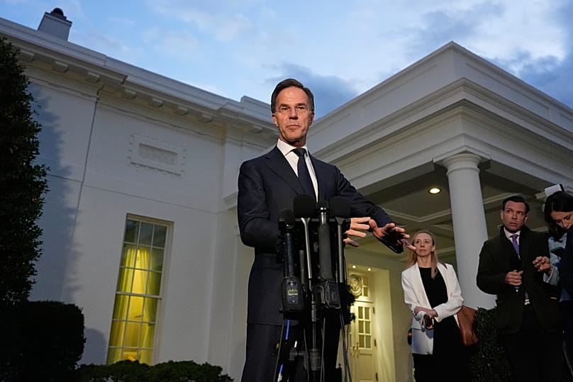 Mark Rutte s'adresse aux journalistes après une réunion avec le président américain Donald Trump à la Maison Blanche, le mercredi 22 octobre 2025