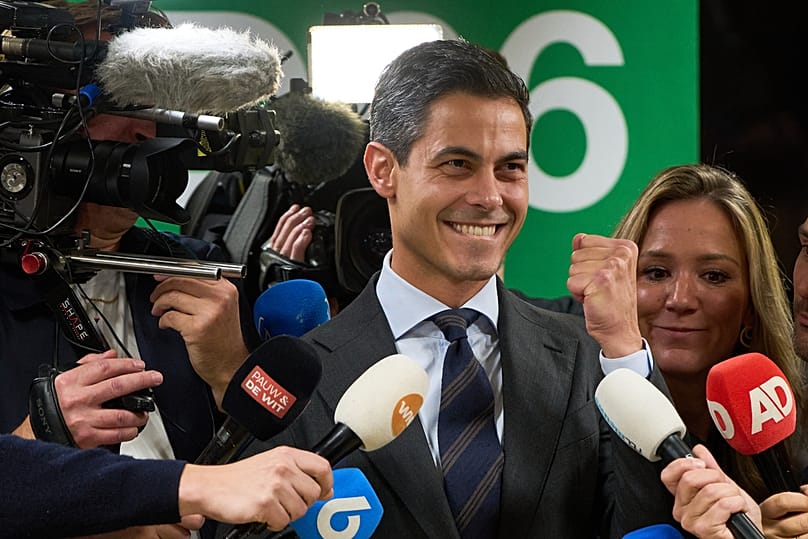 Rob Jetten, líder do partido Democratas 66 (D66), comemora, um dia após as eleições gerais, na Câmara dos Representantes, em Haia, na quinta-feira, 30 de outubro de 2025.