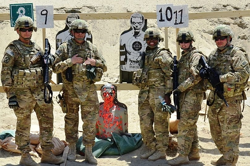 تمرین تیراندازی سربازان آمریکایی با ماکتهای زامبیها