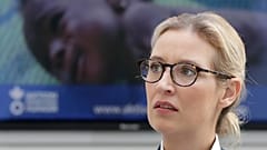 DATEI - Auf diesem Dateifoto vom 21. August 2017 sitzt Alice Weidel, Co-Spitzenkandidatin der deutschen Partei AfD für die bevorstehende Bundestagswahl, vor einem Bildschirm.