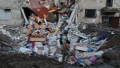 Le personnel d'urgence examine le site d'une frappe aérienne après qu'un missile russe ait touché une auberge à Zaporizhzhia, 30 octobre 2025.