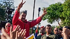 الرئيس نيكولاس مادورو يلوح بعلامة النصر خلال يوم السكان الأصليين في كاراكاس، فنزويلا، 12 أكتوبر/تشرين الأول 2025. 