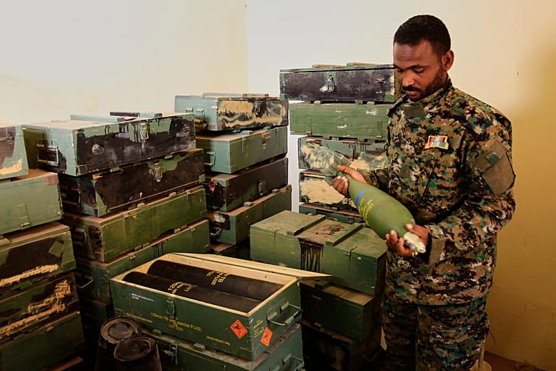 ضباط من الجيش السوداني يفحصون موقع تخزين أسلحة تم اكتشافه مؤخرًا يعود إلى قوات الدعم السريع شبه العسكرية في الخرطوم، السودان، يوم السبت 3 مايو 2025