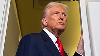 الرئيس دونالد ترامب يتحدث مع الصحفيين على متن الطائرة الرئاسية بعد وقت قصير من إقلاعها، كوريا الجنوبية، في طريقها إلى قاعدة أندروز المشتركة، ماريلاند، الخميس، 30 أكتوبر 2025.