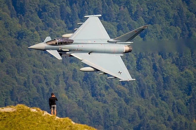 Um avião Eurofighter Typhoon da Força Aérea Alemã sobrevoa durante um espetáculo de aviação militar e acrobática em Busteni, em 26 de agosto de 2025.