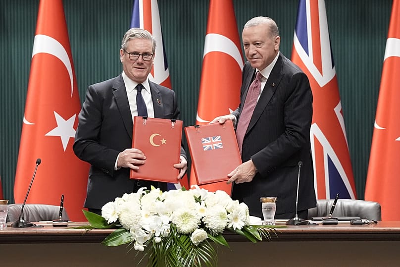 Keir Starmer et Recep Tayyip Erdoğan signent un accord pour 20 avions de combat Typhoon britanniques, en Turquie, le lundi 27 octobre 2025