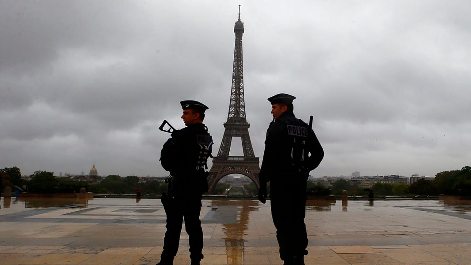 ضباط شرطة فرنسيون ينظرون إلى ساحة تروكاديرو المطلة على برج إيفل، في باريس، فرنسا، الأربعاء 13 سبتمبر/أيلول 2017.