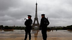 ضباط شرطة فرنسيون ينظرون إلى ساحة تروكاديرو المطلة على برج إيفل، في باريس، فرنسا، الأربعاء 13 سبتمبر/أيلول 2017. 