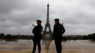 ضباط شرطة فرنسيون ينظرون إلى ساحة تروكاديرو المطلة على برج إيفل، في باريس، فرنسا، الأربعاء 13 سبتمبر/أيلول 2017. 