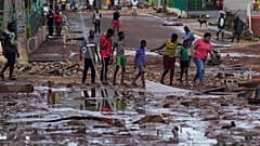 Personas caminan por Santa Cruz, Jamaica, el miércoles 29 de octubre de 2025, después del paso del huracán Melissa.