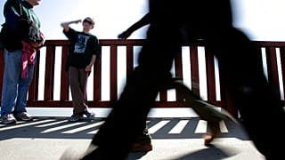 صورة تعبيرة لأشخاص يسيرون على الجسر