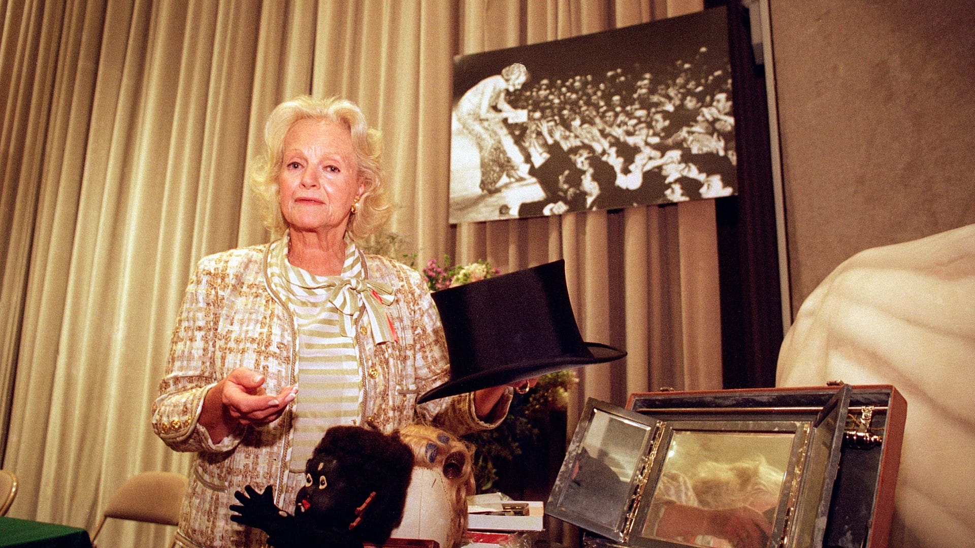 Maria Riva, filha de Marlene Dietrich, apresenta a cartola dos filmes "Angel" e "Morocco" numa conferência de imprensa da Sotheby's em Nova Iorque, a 14 de setembro de 1993.