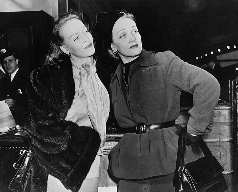 Marlene Dietrich (à direita) e a sua filha Maria Riva chegam a Nova Iorque, vindas da Europa, no SS America, a 24 de outubro de 1947.