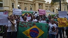 Rio de Janeiro'daki polis operasyonu sonrası valinin istifasını talep eden bir grup insan, 29 Ekim 2025