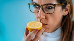 امرأة تحاول استنشاق رائحة الليمون.