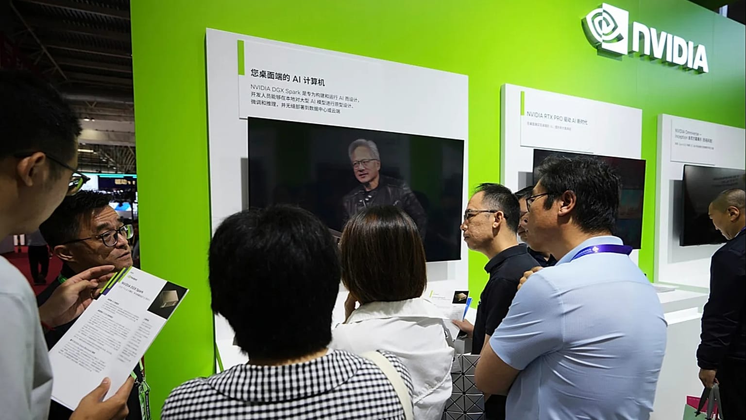 يقدم أحد العارضين بطاقة Nvidia DGX Spark للزوار في جناح Nvidia في معرض الصين الدولي الثالث لسلسلة التوريد في مركز الصين الدولي للمعارض في بكين، الخميس 17 يوليو 2025.