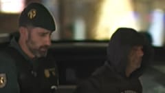 Dilawar Hussain escoltado por un agente de la Guardia Civil.