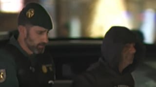 Dilawar Hussain escoltado por un agente de la Guardia Civil.