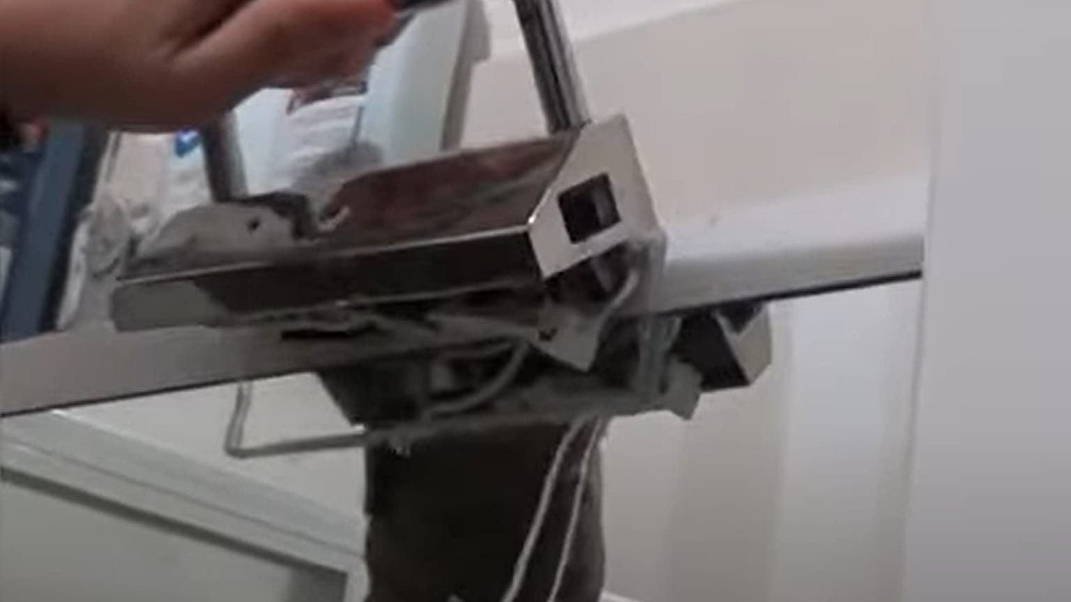 Captura de ecrã do vídeo da polícia durante a busca no edifício de apartamentos em L'Aquila, onde uma dúzia de casas foram espiadas a partir de quartos escondidos: o proprietário é suspeito