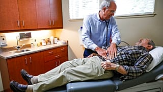 صورة تعبيرية لشخص يخضع لفحص طبي