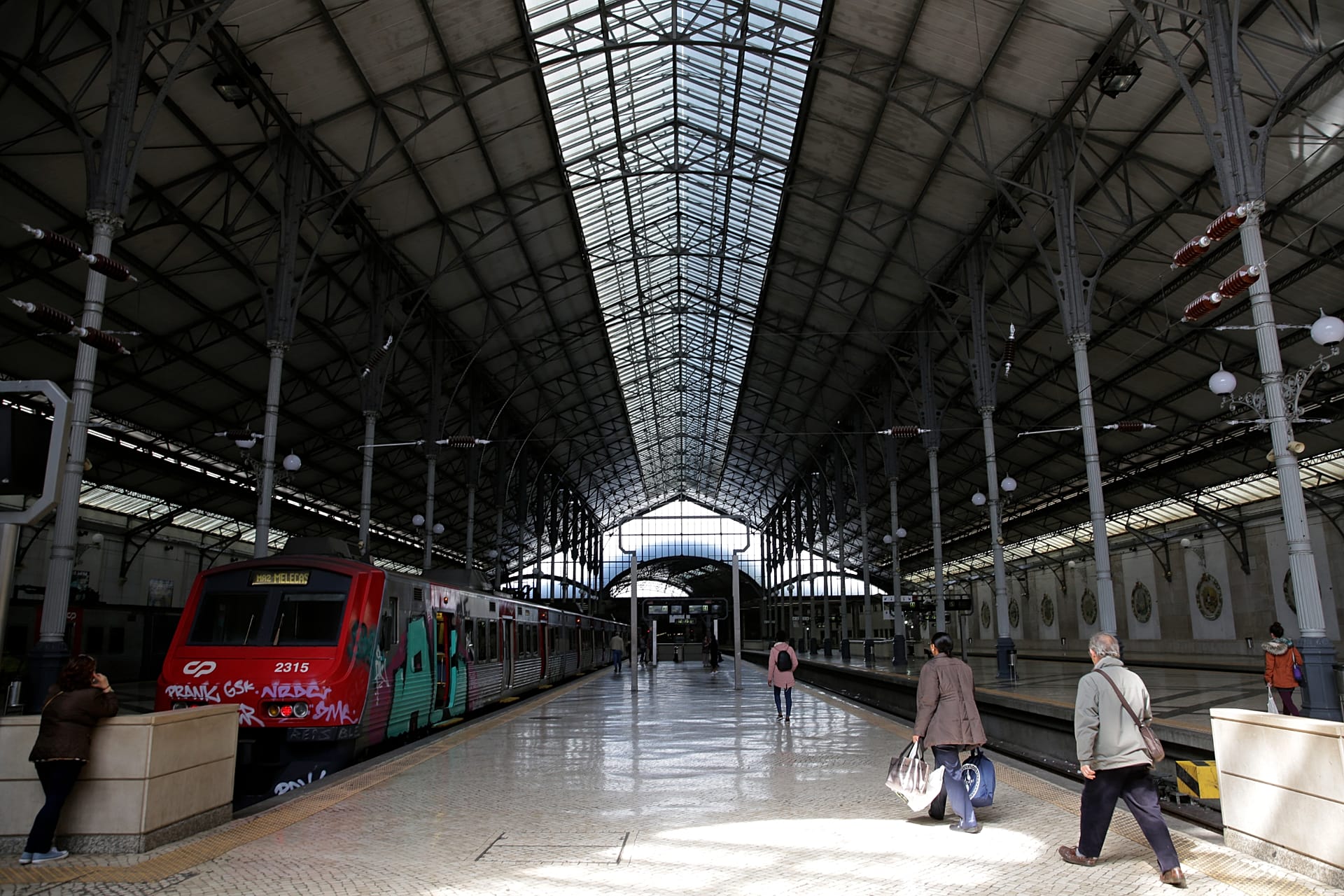 Five-hour Lisbon-Madrid rail link to go ahead by 2030, Portuguese ...