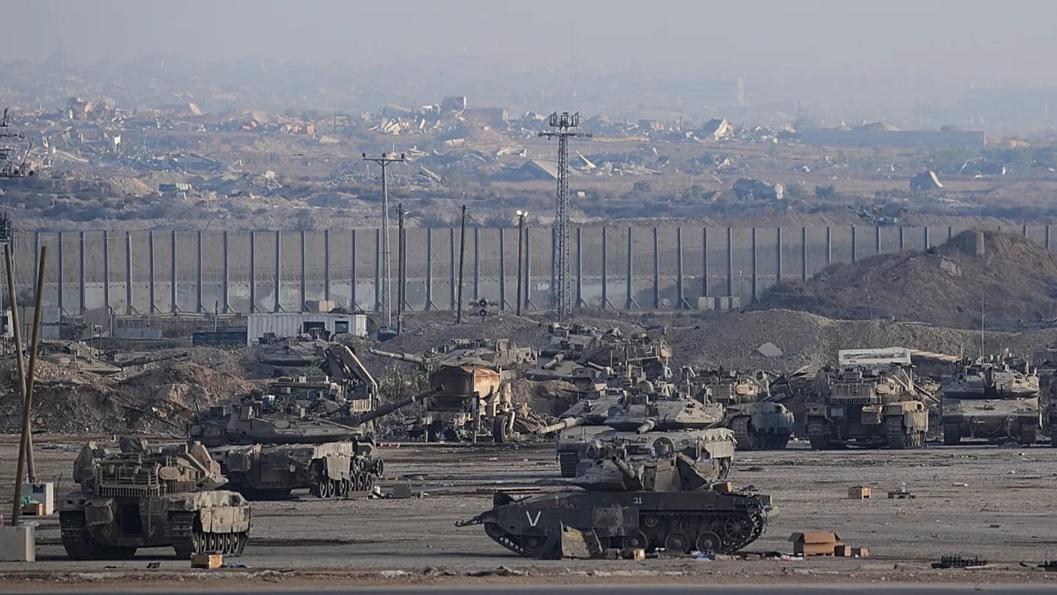 Gazze Şeridi'nin sınırında bekleyen İsrail tankları, 29 Ekim 2025