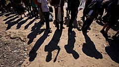 Des migrants attendent d'être contrôlés par les douanes et la police des frontières américaines après être entrés aux États-Unis depuis le Mexique, le 19 octobre 2023.