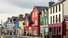 Dosya fotoğrafı - Dingle şehir merkezinde renkli bir sokak, Dingle Yarımadası, İrlanda. 